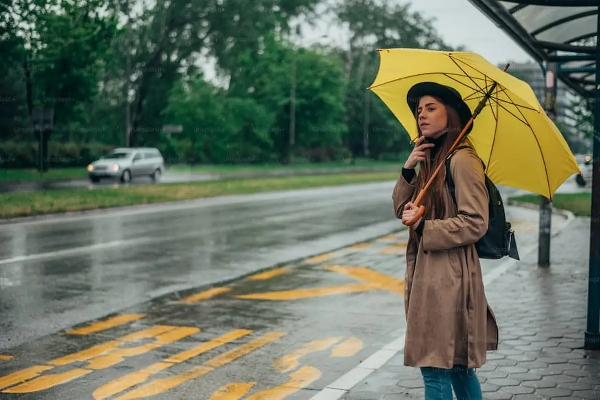 Foto perempuan dan payung/unsplash.com/getty Images