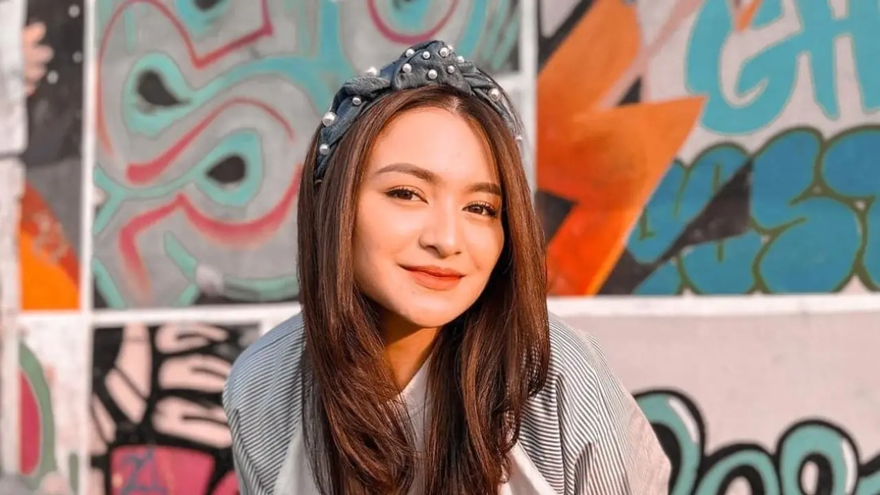 Gaya Kasual Nathalie Holscher