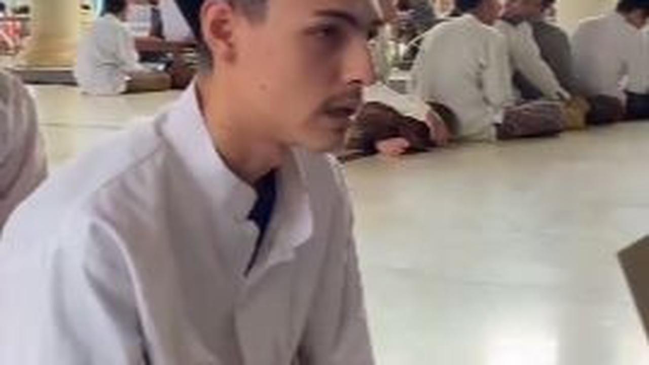 Momen Santri Ganteng Asal Jerman Setoran Hafalan Kitab, Fasih Banget Sampai jadi Sorotan