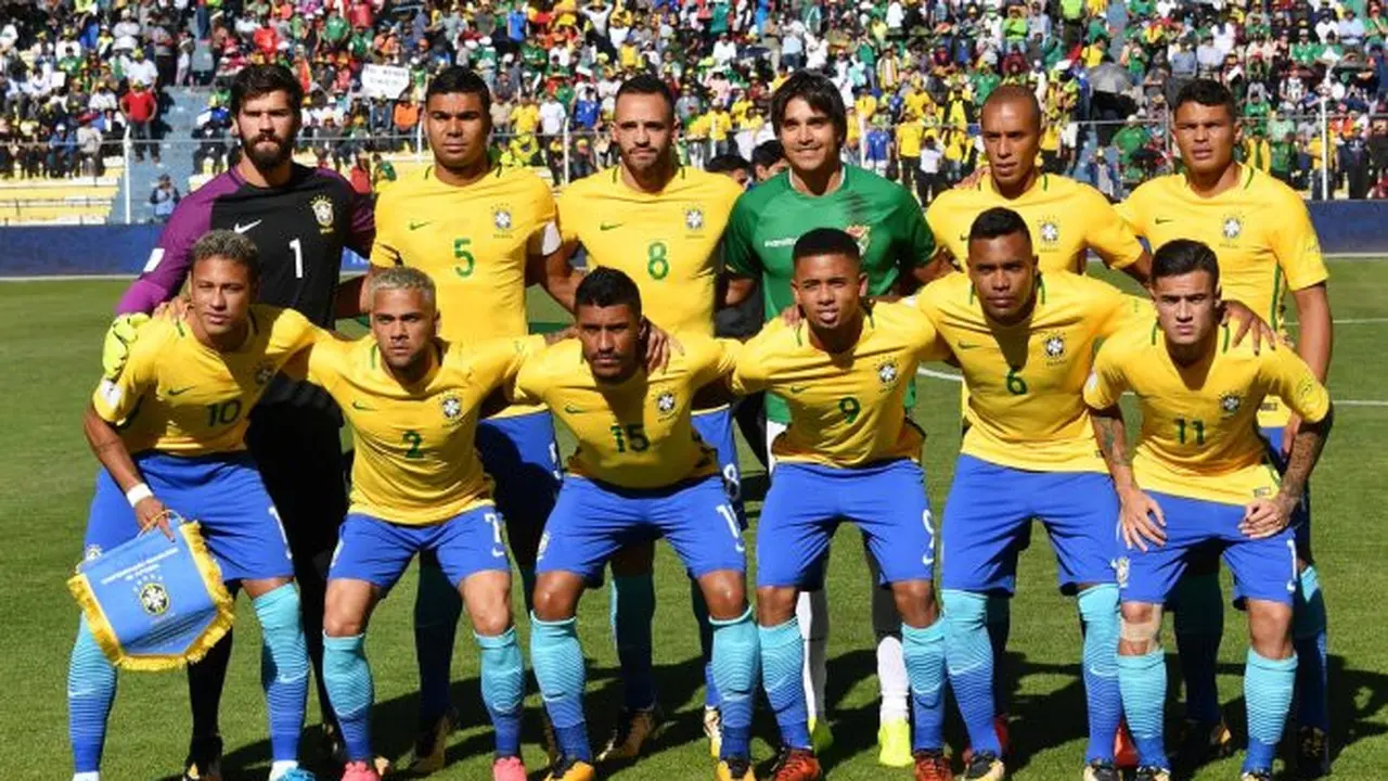 Striker Bolivia, Marcelo Moreno (kostum hijau) berfoto dengan starter Timnas Brasil