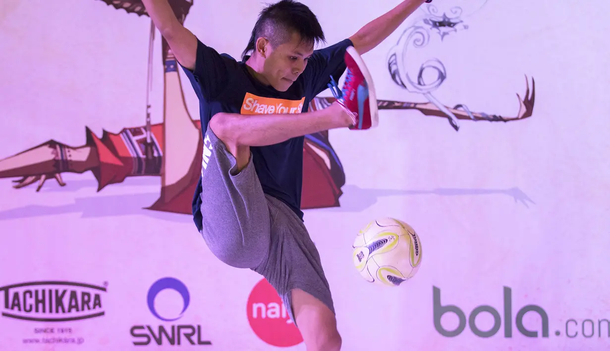 Freestyler Indonesia, Ardhi, berhasil menjadi semifinalis pada Asian Freestyle Football Championship 2015 di Pluit Mall, Jakarta, Minggu (15/11/2015). (Bola.com/Vitalis Yogi Trisna)