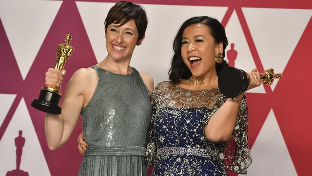 Domee Shi (berbaju biru) dan Becky Neiman-Cobb  (Photo by Jordan Strauss/Invision/AP)