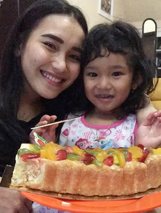 Menarik perhatian warga net ucapan yang diberikan Ayu untuk Ivan ini, terlebih komentar manis juga dituliskan Ivan dalam unggahan tersebut. Ia menyebut Ayu sebagai penyemangat hidupnya. (Instagram/ayutingting92)