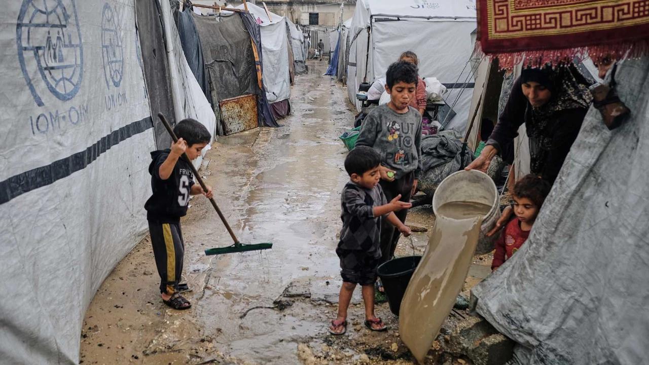 FOTO: Banjir Perparah Krisis Kemanusiaan di Gaza Saat Warga Bertahan di Tenda Pengungsian