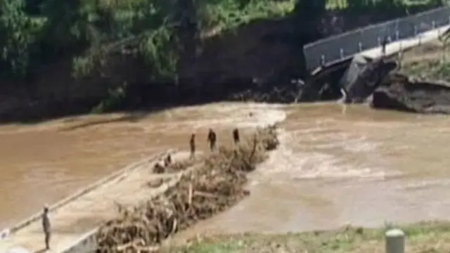 [VIDEO] Baru 2 Pekan Diresmikan, Jembatan Limpas Ambruk