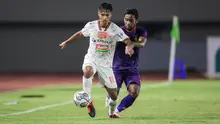 Pemain Persija Jakarta, Alfriyanto Nico (kiri) berebut bola dengan pemain Persik Kediri, Agil Munawar dalam laga pekan ke-10 BRI Liga 1 2021/2022 di Stadion Manahan, Solo, Sabtu (30/10/2021). (Bola.com/Bagaskara Lazuardi)