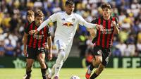 Joel Piroe dari Leeds United dan Emanuele Sala dari AC Milan (kanan) beraksi dalam laga pramusim antara Leeds United dan AC Milan di Stadion Aviva, Dublin, Irlandia, Sabtu, 9 Agustus 2025. (Evan Treacy/PA via AP)