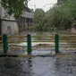 Banjir dengan ketinggian 20 - 90 cm yang melanda kawasan tersebut akibat meluapnya Kali Mampang usai hujan dengan intensitas tinggi mengguyur Jakarta.(Liputan6.com/Herman Zakharia)
