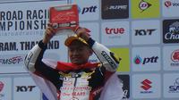 Pebalap Astra Honda Racing Team, Rheza Danica Ahrens, merebu podium ketiga pada balapan pertama ARRC kelas AP 250 di Sirkuit Buriram, Thailand. (Bola.com/Muhammad Wirawan Kusuma)
