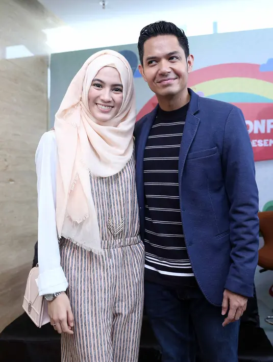 Menjalani peran sebagai orang tua muda sedang mewarnai kehidupan pasangan Dude dan Alyssa. Saat ini putranya yang bernama Muhammad Dirgantara Ariendra Harlino, dan akrab disapa Rendra telah memasuki usia dua tahun. (Nurwahyunan/Bintang.com)