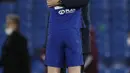 Pelatih Chelsea, Thomas Tuchel tersenyum saat memeluk bek Ben Chilwell usai pertandingan melawan Real Madrid pada leg kedua semifinal Liga Champions di Stamford Bridge di London, Kamis (6/5/2021). Kemenangan ini membuat Tuchel mencetak rekor bersejarah di Liga Champions. (AP Photo/Alastair Grant)