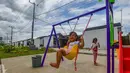 Angka tersebut menjadi yang tertinggi di antara bank-bank anggota Himpunan Bank Milik Negara. Tampak dalam foto, anak-anak bermain pada taman bermain pada Perumahan Subsidi Pondok Pengampelan Indah, Serang , Banten, Selasa (17/2/2026). (merdeka.com/Arie Basuki)