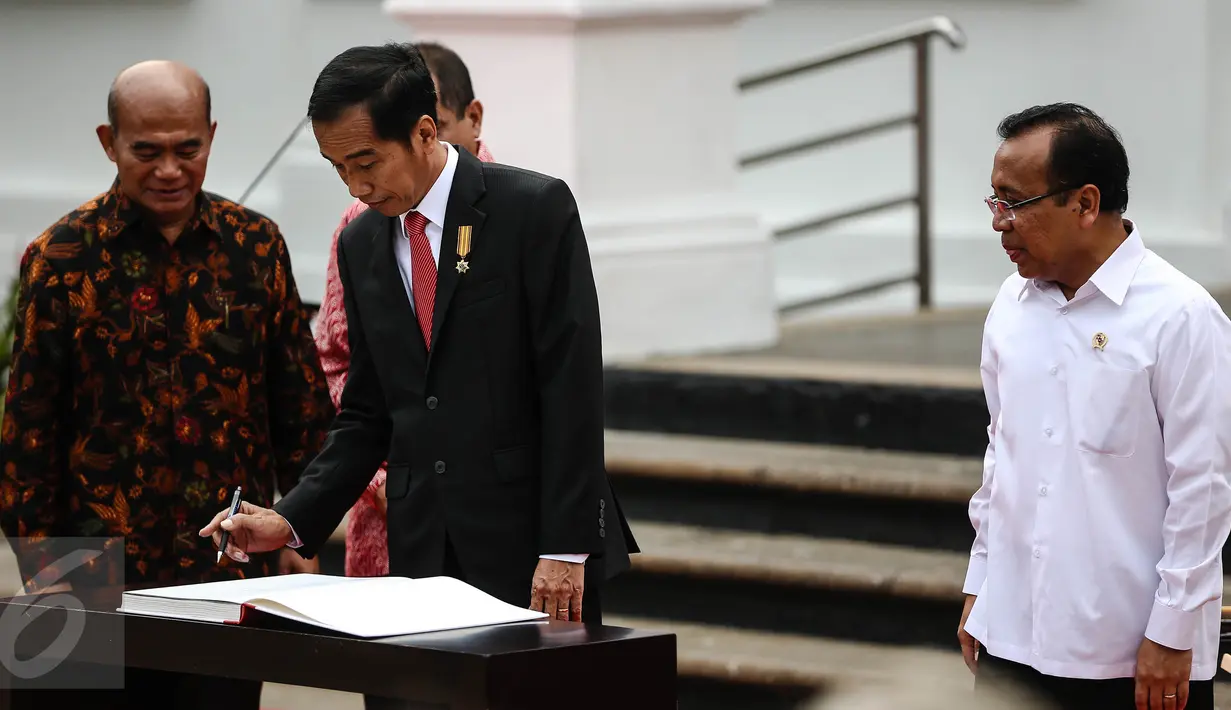 Presiden Jokowi menandatangani buku pameran seni rupa koleksi Istana Kepresidenan RI bertajuk ‘17:71 Goresan Perjuangan’ di Galeri Nasional, Jakarta, Senin (1/8). Pameran ini berlangsung mulai 1-30 Agustus 2016. (Liputan6.com/Faizal Fanani)