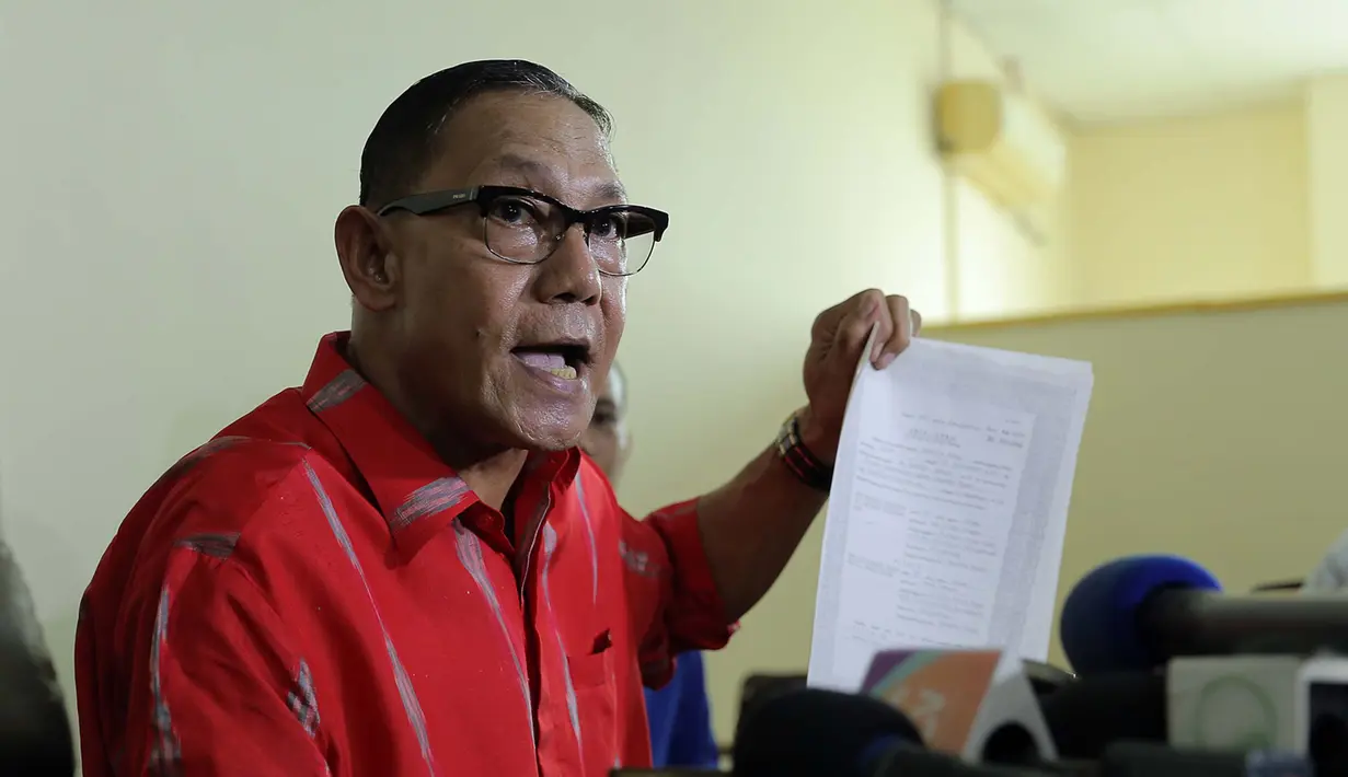 Ferry H. Amahorseya selaku kuasa hukum Ariyani dan Ario Kiswinar, di ruang kerjanya, kawasan Rawamangun, Jakarta Timur menggelar jumpa pers terkait Mario Teguh. (Deki Prayoga/Bintang.com)