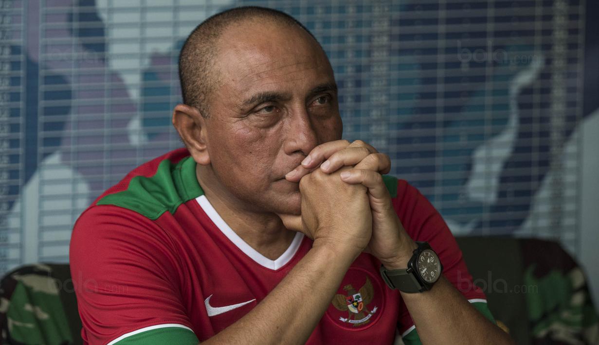 Ketum PSSI, Edy Rahmayadi, tampak tegang saat nobar Timnas Indonesia U-19 melawan Brunei di Stadion Atang Sutresna, Jakarta Timur, Selasa (12/9/2017). Nobar dilakukan sebelum acara pelepasan Timnas U-16. (Bola.com/Vitalis Yogi Trisna)