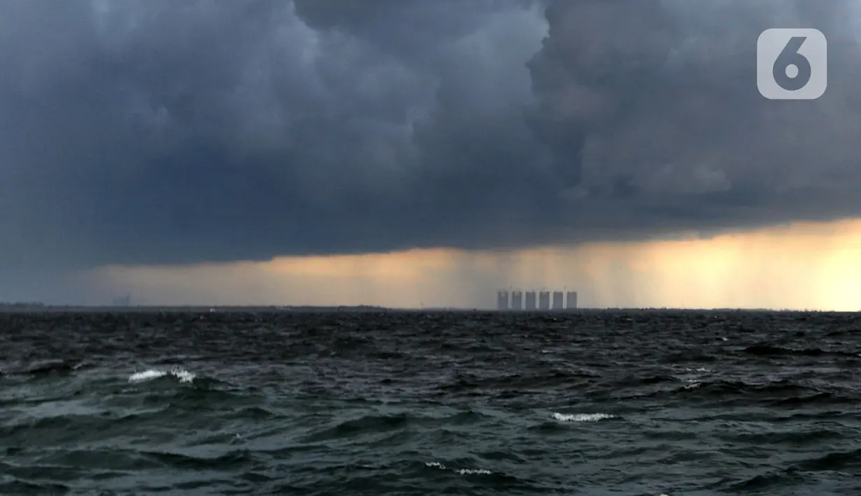 Pemandangan awan cumulonimbus yang menyelimuti perairan Teluk Jakarta, Minggu (10/1/2021). Sejak beberapa hari terakhir, perairan Teluk Jakarta diselimuti cuaca ekstrem yang berbahaya bagi pelayaran dan penerbangan. (merdeka.com/Arie Basuki)
