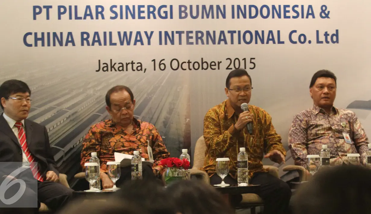 Yang Zhong Min (kiri) berdialog usai penandatanganan perjanjian di Jakarta (16/10/2015). PT PSBI merupakan konsorsium empat BUMN resmi bekerjasama dengan China Railway International untuk membangun kereta cepat Jakarta-Bandung. (Liputan6.com/Angga Yuniar)