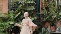 Gamis brokat dengan aksen cape satin memberikan kesan elegan dan menawan padan penampilan kamu. (Instagram/nisabahanan).
