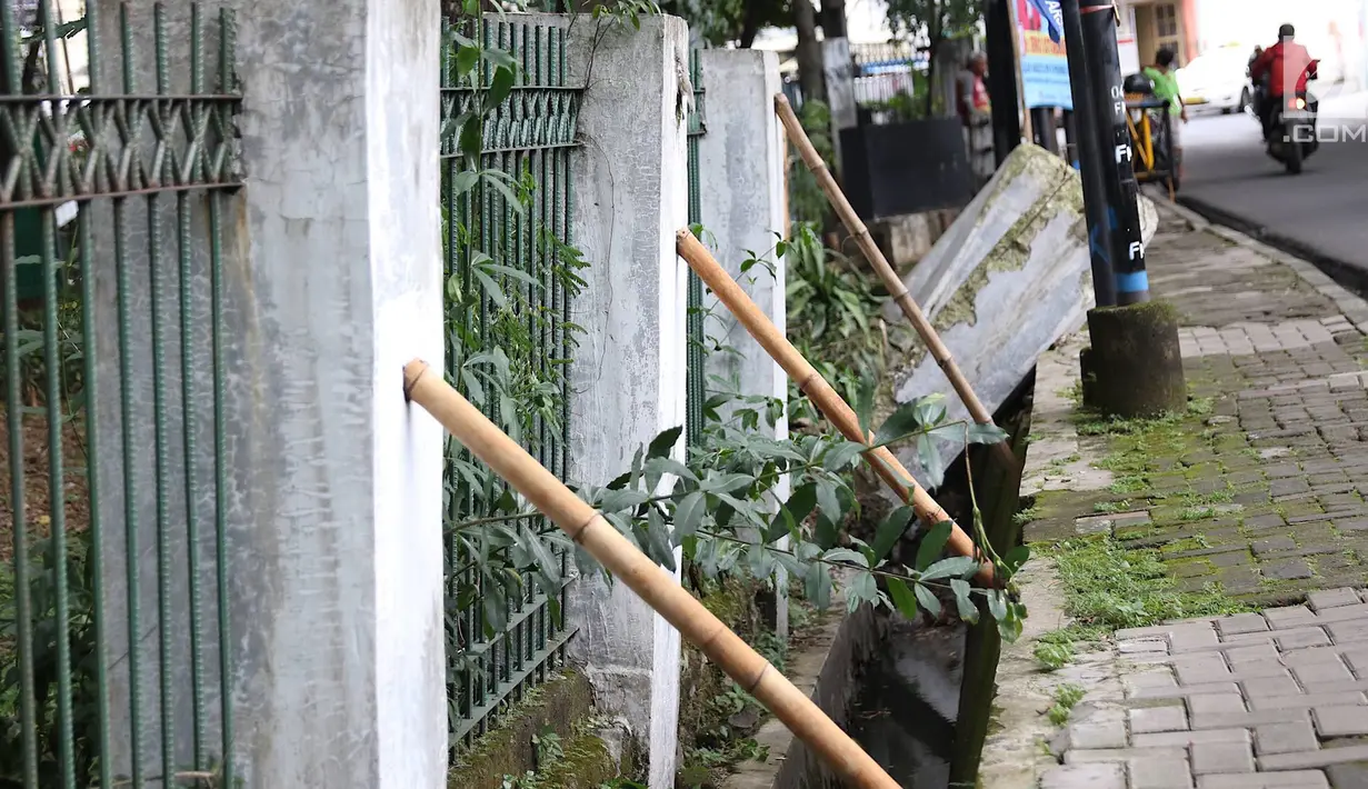 Penampakan pagar yang ambruk di Taman Hutan Tebet, Jakarta, Kamis (28/3). Pagar yang ambruk tidak diperbaiki melainkan diganti menggunakan bambu. (Liputan6.com/Immanuel Antonius)