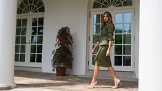 Penampilan Ibu Negara AS, Melania Trump saat menyambut tamu negara di Gedung Putih, Washington, AS, (27/4). Sambut kedatangan Presiden Argentina Mauricio Macri dan istrinya Juliana Awada, Melania tampil dengan busana army. (AFP Photo/Jim Watson)