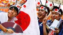 Suporter cilik tim nasional Jepang bersorak-sorai sebelum dimulainya pertandingan Grup H Piala Dunia 2018 melawan Kolombia di Mordovia Arena, Saransk, 19 Juni 2018. (AFP FOTO / Jack GUEZ)