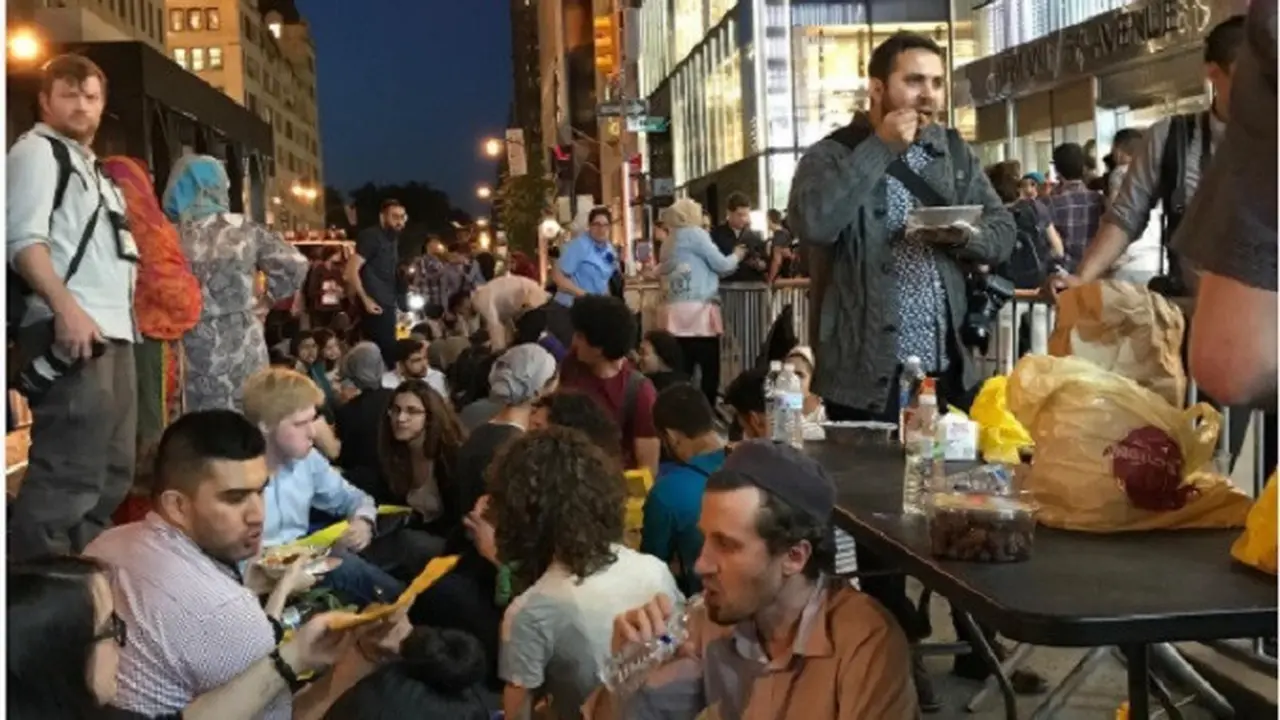 Suasana buka puasa di depan Trump Tower di New York Amerika Serikat (Instagram/@jrhoderick)