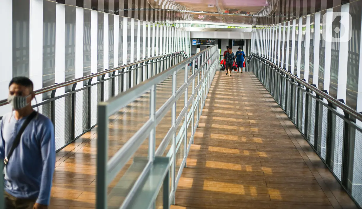 Warga melintas di Jembatan Penyeberangan Orang (JPO) Senen Extension, di kawasan Senen, Jakarta, Kamis (3/12/2020). JPO Senen Extension yang juga menjadi penghubung menuju halte transjakarta tersebut merupakan jembatan yang telah direvitalisasi Pemprov DKI Jakarta. (Liputan6.com/Faizal Fanani)