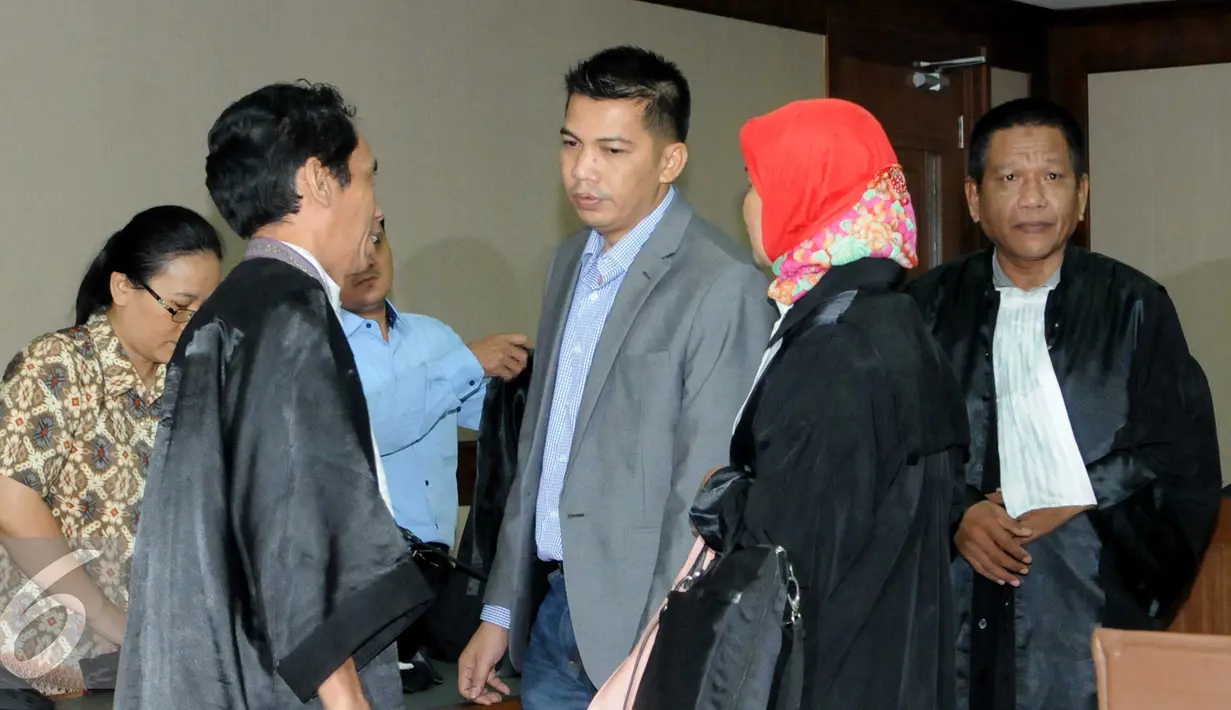 Ekspresi terdakwa kasus suap anggota DPR, Abdul Khoir usai menjalani sidang pembacaan putusan di Pengadilan Tipikor, Jakarta, Kamis (9/6/2016). Abdul Khoir divonis 4 tahun penjara. (Liputan6.com/Helmi Afandi)