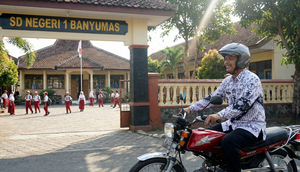 Ilustrasi Pak Guru Mengendarai Sepeda Motor Honda Win 100