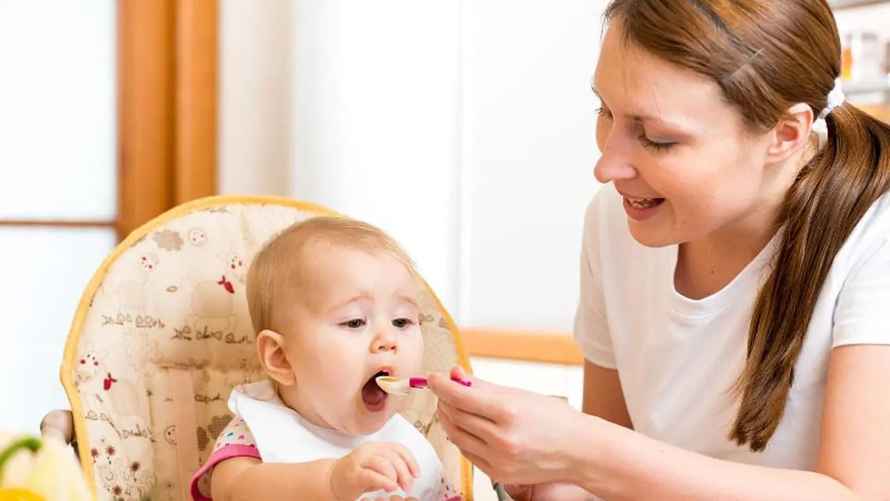 bayi makan