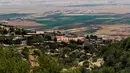 Pemandangan Lembah Bekaa dari Desa Deir al Ahmar, Kota Baalbek, Lebanon, Senin (23/7). Lebanon telah bergabung dengan 25 negara yang juga tengah mengeksplorasi manfaat medis dari ganja. (AP Photo/Hassan Ammar)