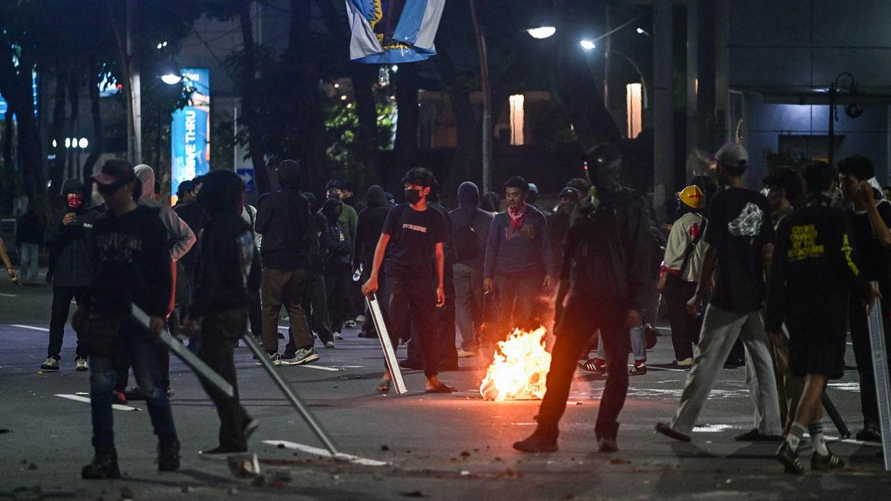 FOTO: Demo  Mahasiswa dan Warga Surabaya Berakhir Ricuh