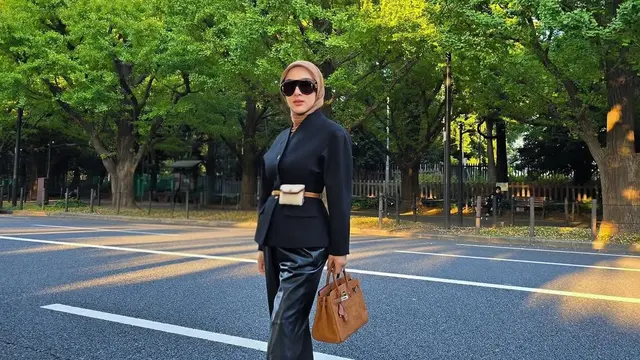 Syahrini di Jepang pakai tas Hermes. [@princessyahrini]