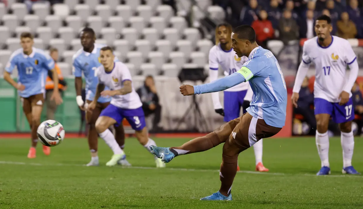 Pemain Belgia, Youri Tielemans mengeksekusi tendangan penalti ke gawang Prancis pada laga lanjutan UEFA Nations League A grup 2 yang berlangsung di King Baudouin stadium, Brussels, Belgia, Selasa (15/10/2024) dini hari WIB. (AP Photo/Geert Vanden Wijngaert)