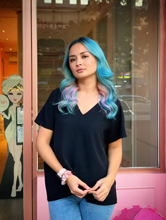 Tampil gaya dengan warna rambut cerah seperti ini memang terlihat keren, apalagi penapilannya jadi terlihat semakin muda. Ibu empat orang anak yang sekarang menjadi seorang single mom sejak meninggalnya Raditya Oloan, Joana pun selalu terlihat menjadi ibu yang tegar dan tangguh. (Liputan6.com/IG/@joannaalexandra)