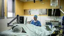 Seorang ahli bedah memperhatikan dengan seksama hasil operasi pasien kanker prostat di layar monitor yang berada didepannya, Rumah Sakit Edouard Herriot di Lyon, Prancis (10/4/2014) (AFP Photo/Jeff Pachoud).