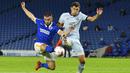 Pemain Chelsea, Andreas Chistensen, berebut bola dengan pemain Brighton and Hove Albion, Aaron Connolly, pada laga Premier League di Stadion Amex, Selasa (15/9/2020). The Blues menang dengan skor 3-1. (Glynn Kirk/Pool via AP)