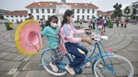 Pengunjung menggunakan sepeda yang disewakan di halaman Museum Fatahillah, kawasan Kota Tua, Jakarta, Rabu (4/5/2022). Libur Lebaran membawa berkah bagi jasa sewa sepeda ontel di Kota Tua. Penyewaan sepeda ontel mengalami peningkatan dari hari biasanya. Jasa sewa sepeda ontel di Kota Tua dipatok Rp20.000 per setengah jam. (merdeka.com/Iqbal S Nugroho)