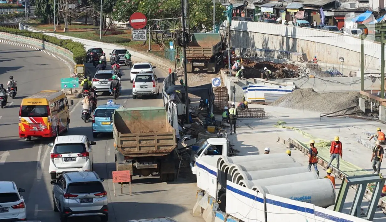 Pekerja menyelesaikan pembangunan proyek Underpass Senen Extension di Jakarta, Selasa (7/7/2020). Proyek yang menelan anggaran mencapai Rp 121,1 miliar dan ditargetkan selesai pada Desember 2020 tersebut diharapkan dapat mengurai kemacetan di kawasan tersebut. (Liputan6.com/Immanuel Antonius)
