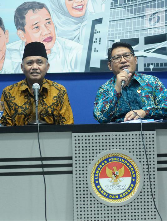 Ketua LPSK Abdul Haris Semendawai memberi keterangan bersama Ketua KPK Agus Rahardjo di Jakarta, Selasa (17/4). Ketua LPSK Abdul Haris Semendawai menjelaskan, nota kesepahaman ini memiliki beberapa ruang lingkup utama. (Liputan6.com/Helmi Fithriansyah)