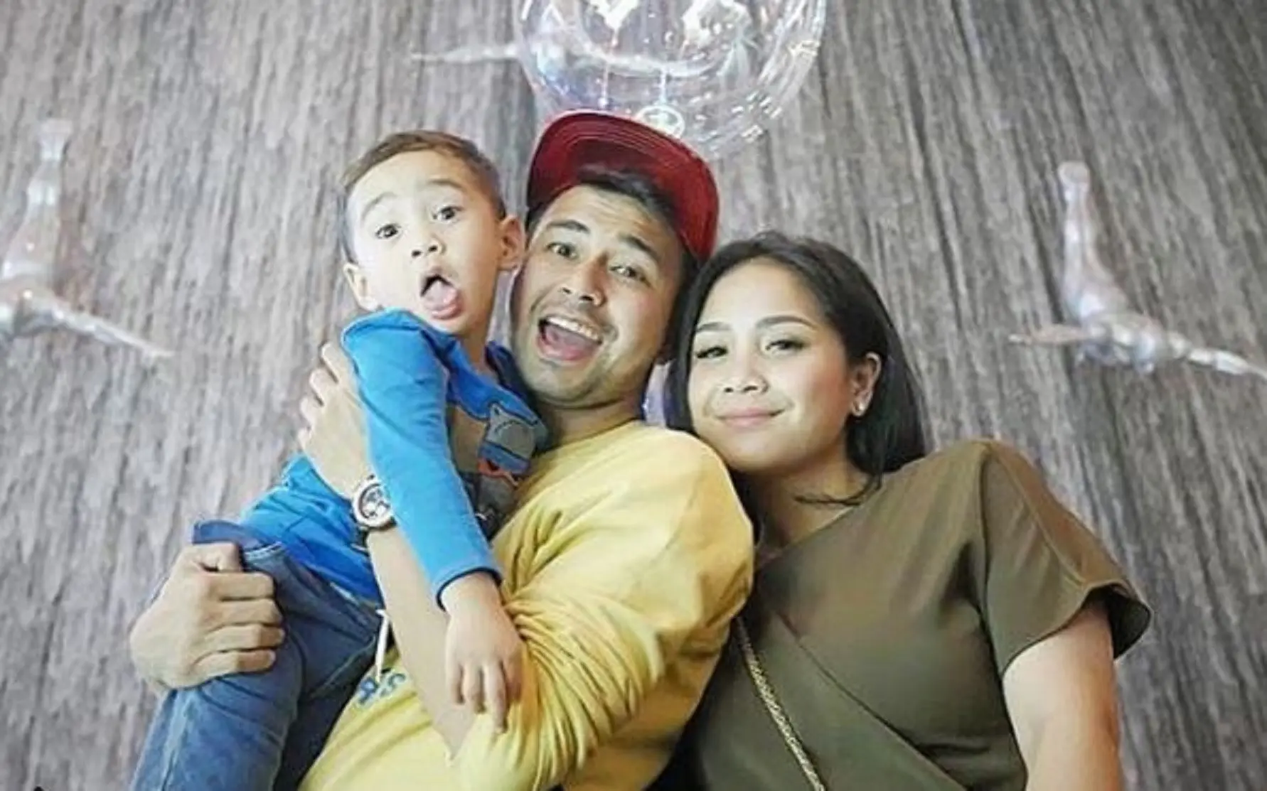Raffi Ahmad dan Nagita Slavina serta Rafathar mengunjungi sebuah mal di Dubai  (Instagram/@raffinagita1717)