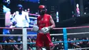 Aksi Gaga Muhammad pada ajang bertajuk University Boxing League (UBL) yang berlangsung di Embassy Lounge Jakarta, Senayan, Jumat (20/9/2024) malam WIB. (Bola.com/Abdul Aziz)
