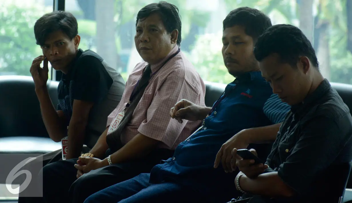 Pengacara Yusliawan (kiri) bersama dengan Erwansyah Siregar dan Mulyadi korban kasus dugaan penganiayaan yang dilakukan Novel berada di dalam gedung KPK, Jakarta, Jumat (12/2). (Liputan6.com/Helmi Afandi)