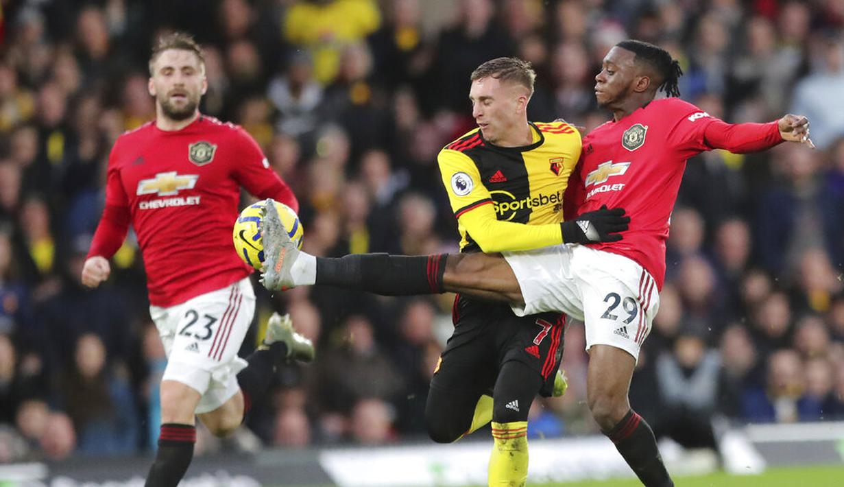 Bek Manchester United, Aaron Wan-Bissaka, berebut bola dengan pemain Watford, Gerard Deulofeu, pada laga Premier League 2019 di Stadion Vicarage Road, Minggu (22/12). Watford menang 2-0 atas Manchester United. (AP/Petros Karadjias)