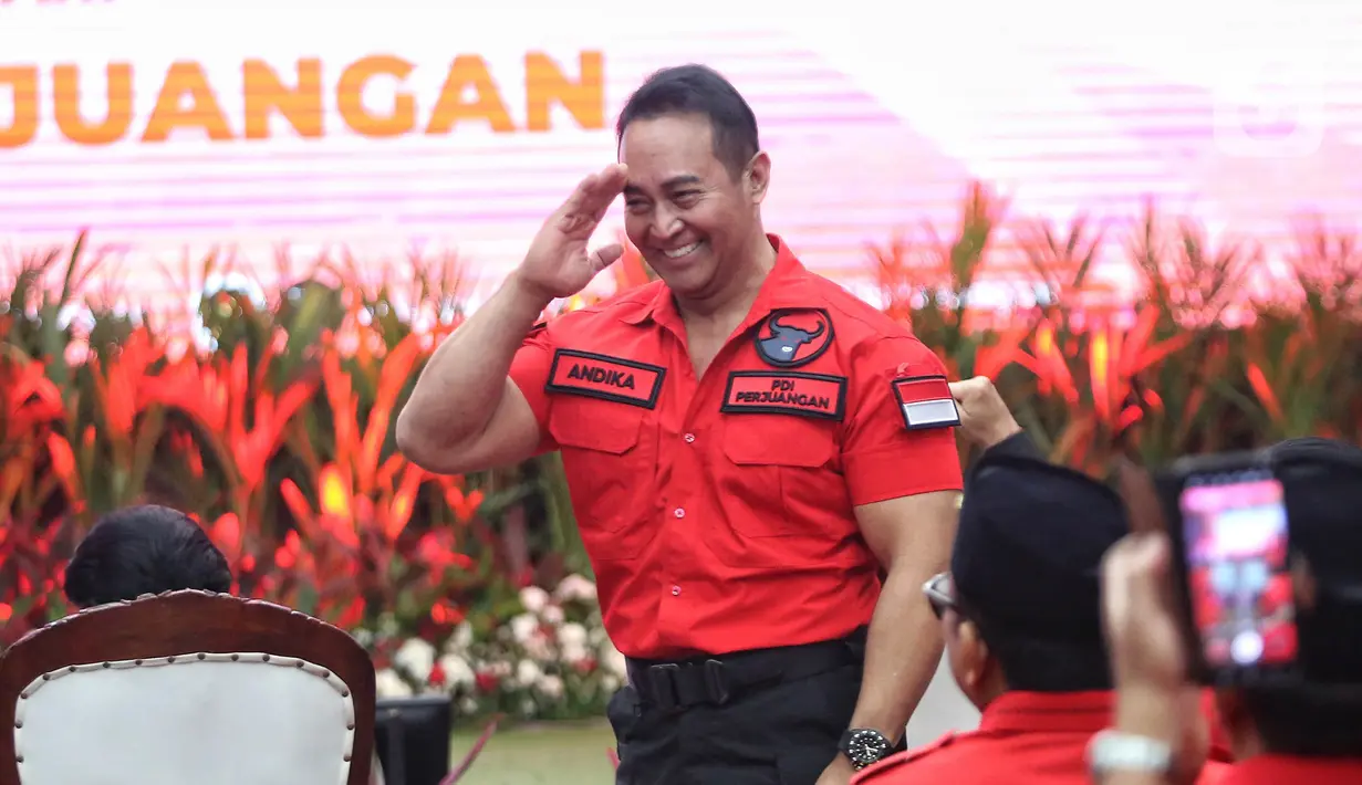 Jenderal TNI (purn) Andika Perkasa sesaat sebelum menerima surat rekomendasi dari PDIP untuk maju dalam Pemilihan Kepala Daerah (Pilkada) Jateng 2024. (Liputan6.com/Angga Yuniar)