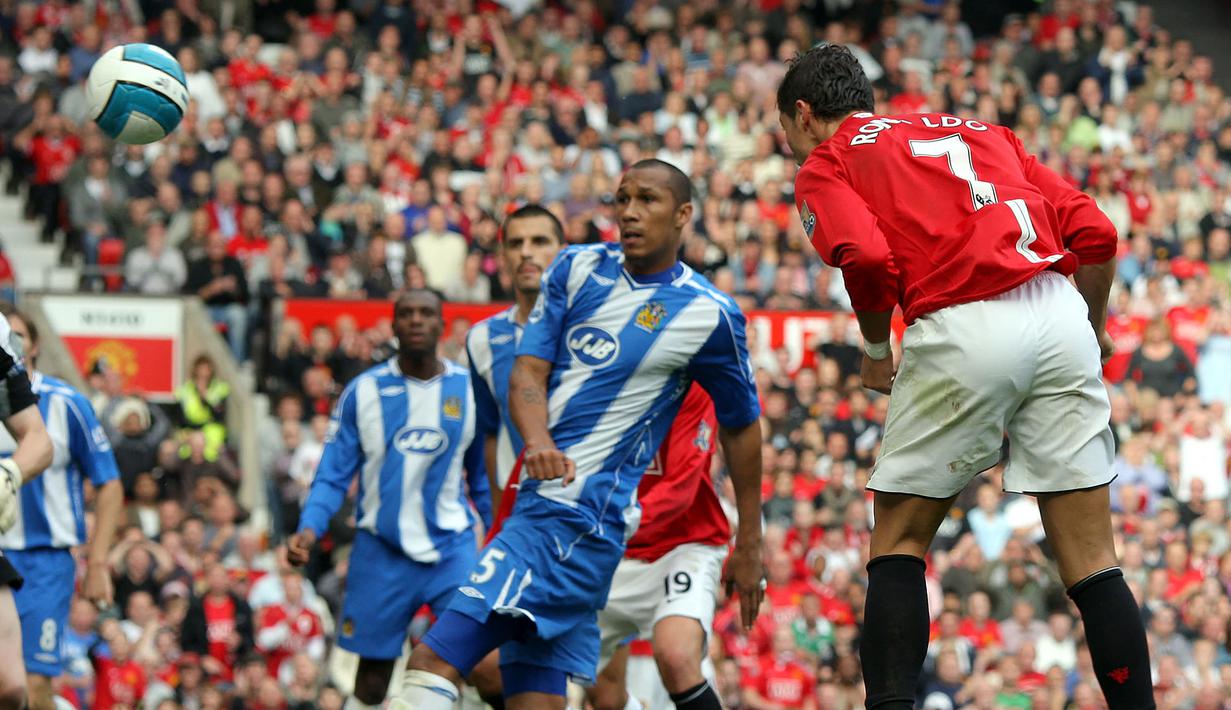 Wigan Athletics. Cristiano Ronaldo juga telah membukukan 6 gol saat bersua Wigan Athletics di Liga Inggris. Gol pertamanya dicetak pada pekan ke-28 musim 2005/2006. Gol terakhirnya dicetak pada pekan terakhir musim 2007/2008 melalui eksekusi penalti. (Foto: AFP/Andrew Yates)