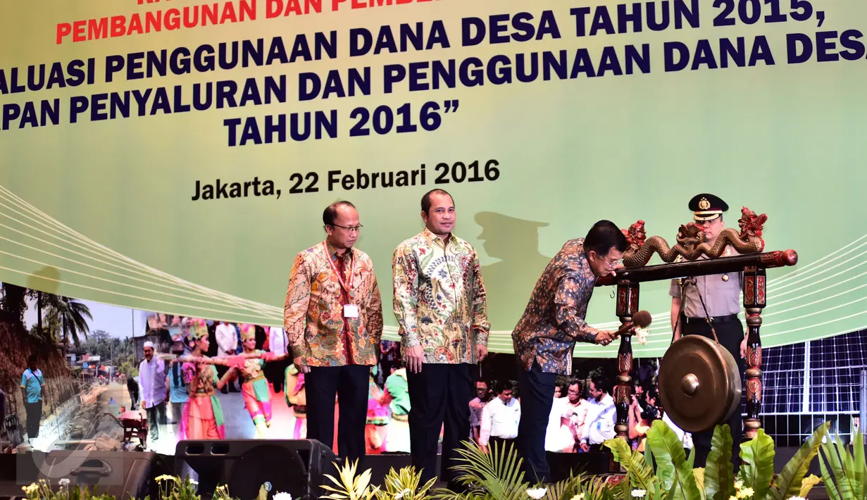 Wakil Presiden Jusuf Kalla (ketiga kiri) memukul gong saat Rakornas Pembangunan dan Pemberdayaan Desa di Jakarta, (22/2). Rakornas ini diikuti oleh para gubernur, bupati, kepala desa. (Sigit Purwanto/Humas Kemendes PDTT)
