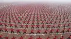 Para siswa beraksi dalam upacara pembukaan tim sepak bola sekolah bela diri Shaolin Tagou di Dengfeng, Provinsi Henan, Tiongkok, (10/11/2015). (Reuters/China Daily). 