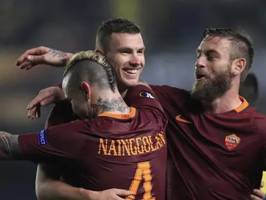 Para pemain AS Roma merayakan gol Edin Dzeko (kiri) saat melawan Villareal pada laga 32 besar Liga Eropa di Ceramica stadium, Villarreal, (16/2/2017). Roma menang 4-0. (AP/Alberto Saiz)