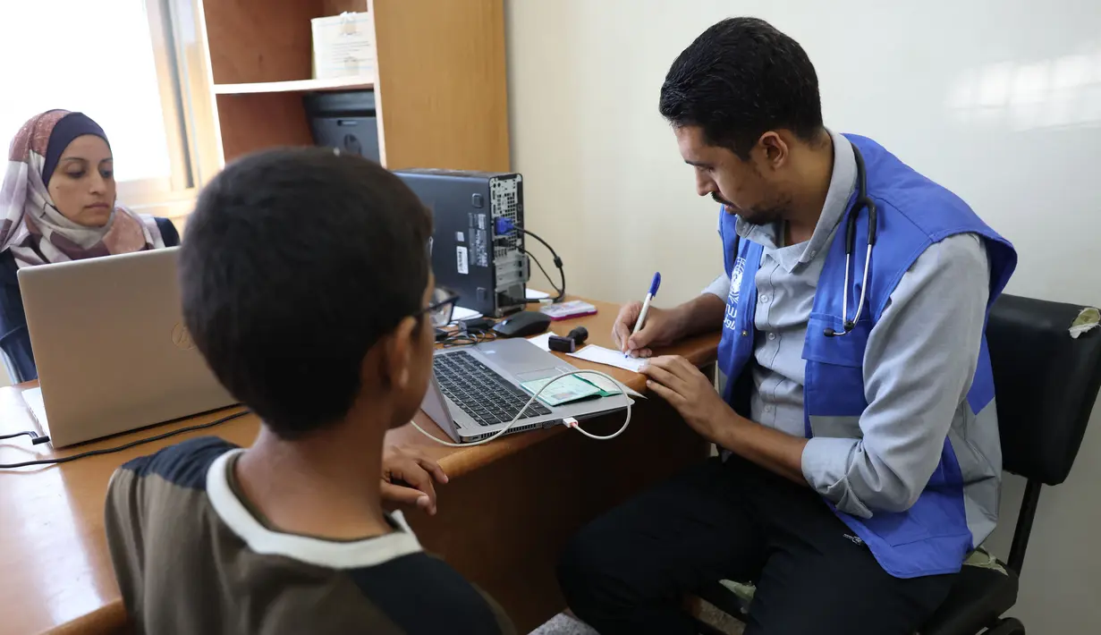 Direktur Jenderal Organisasi Internasional untuk Migrasi (IOM), Amy Pope mengatakan bahwa selama beberapa dekade UNRWA telah menyediakan layanan penting seperti pendidikan dan perawatan kesehatan bagi penduduk di Gaza. (BASHAR TALEB/AFP)